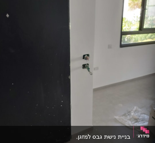 קיר גבס עם חוטי חשמל חשופים